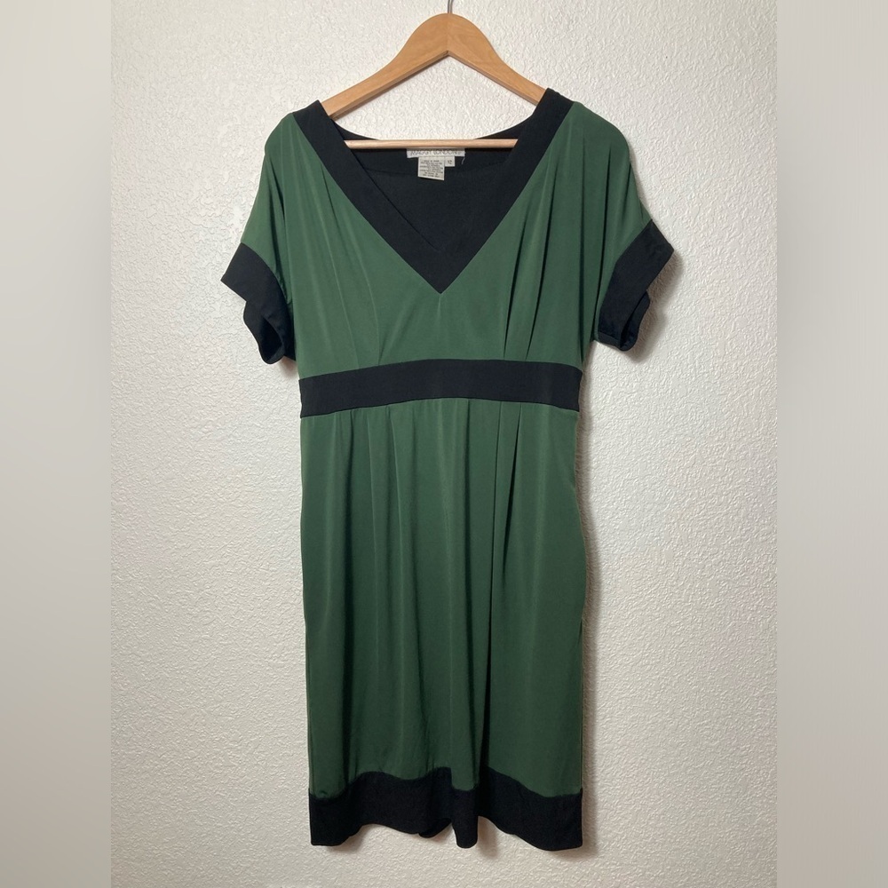Maggy London green black color block midi dress size 12 V neck raglan sleeve